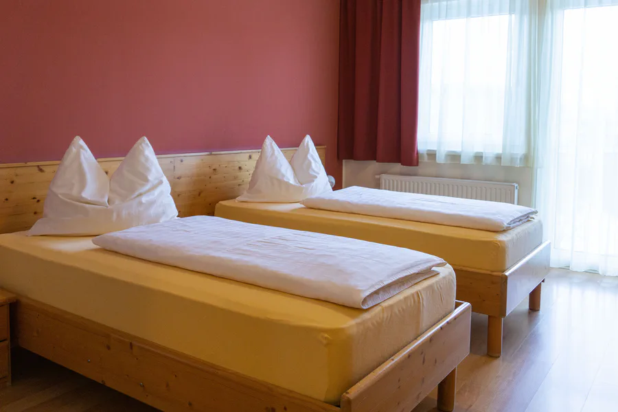 Doppelbett mit Nachttischlampen